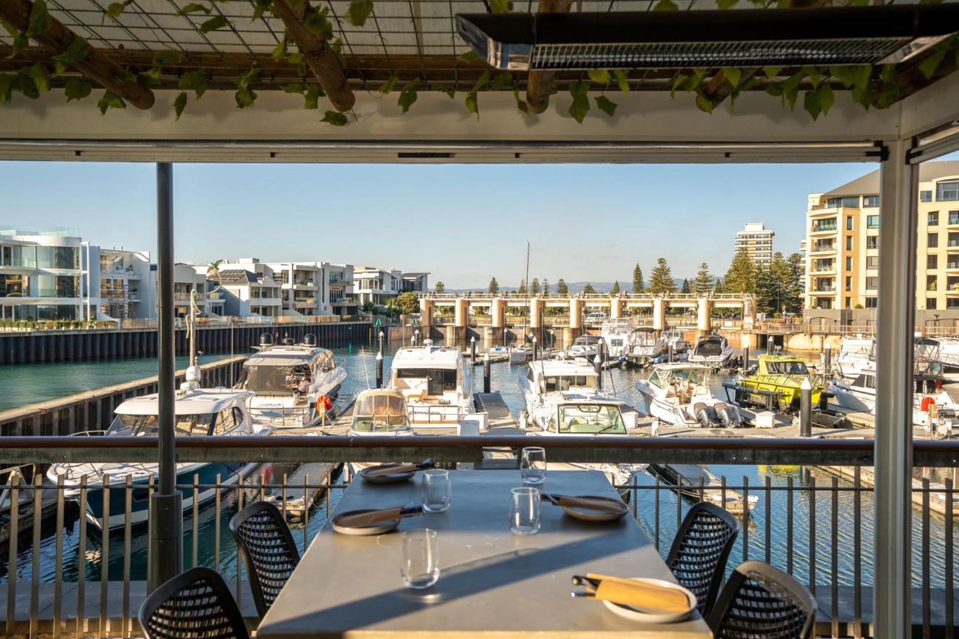 Belle Escapes - Beachfront Balcony Glenelg Apartment Exterior photo